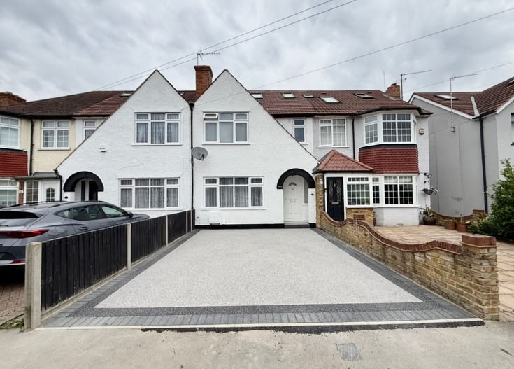 Light resin driveway with a charcoal border