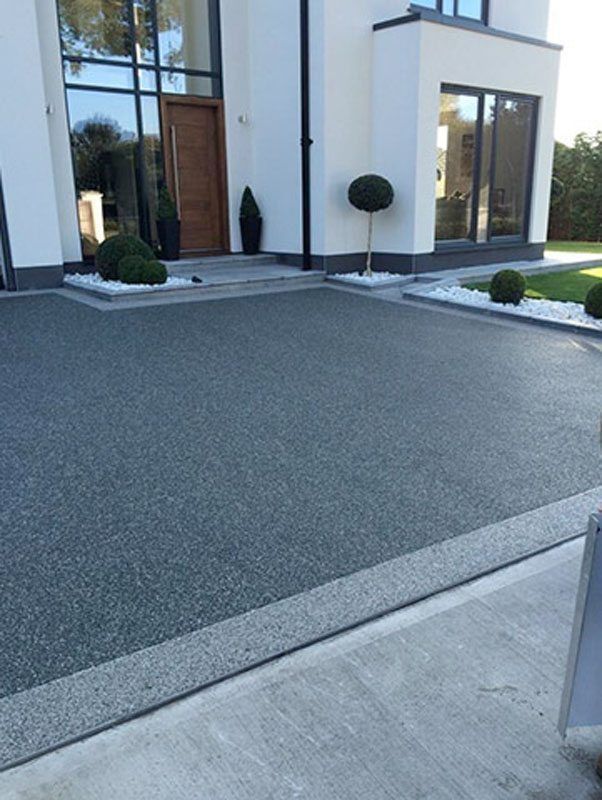 Charcoal resin driveway with a light border